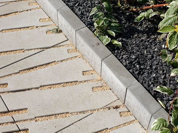 如何高效精准生产高质量路沿石：三联机械T系列砖机生产线为您揭晓答案